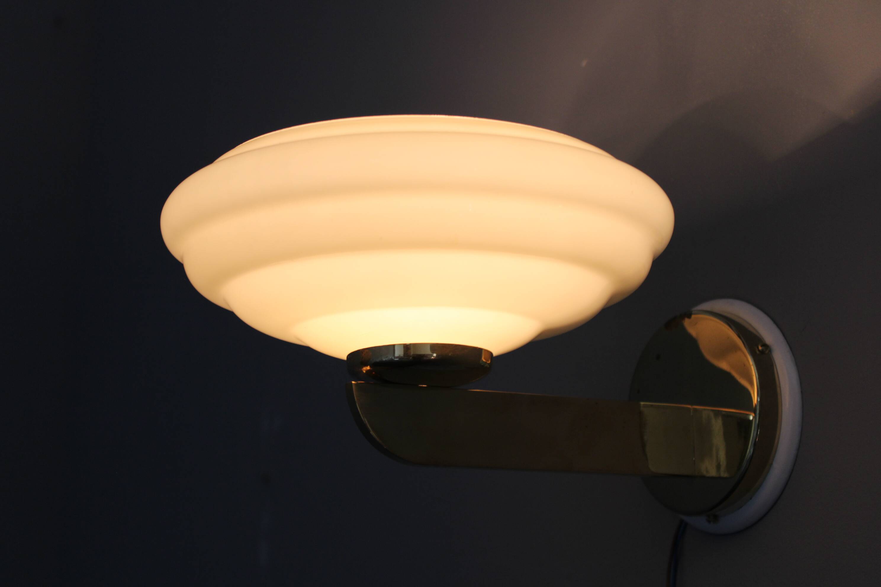 Paire d'appliques murales Art Déco tchécoslovaques des années 1940 en laiton avec abat-jour en verre opalin