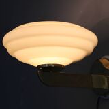 Paire d'appliques murales Art Déco tchécoslovaques des années 1940 en laiton avec abat-jour en verre opalin