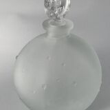 Flacon lalique dans la nuit, en verre dépoli, forme boule