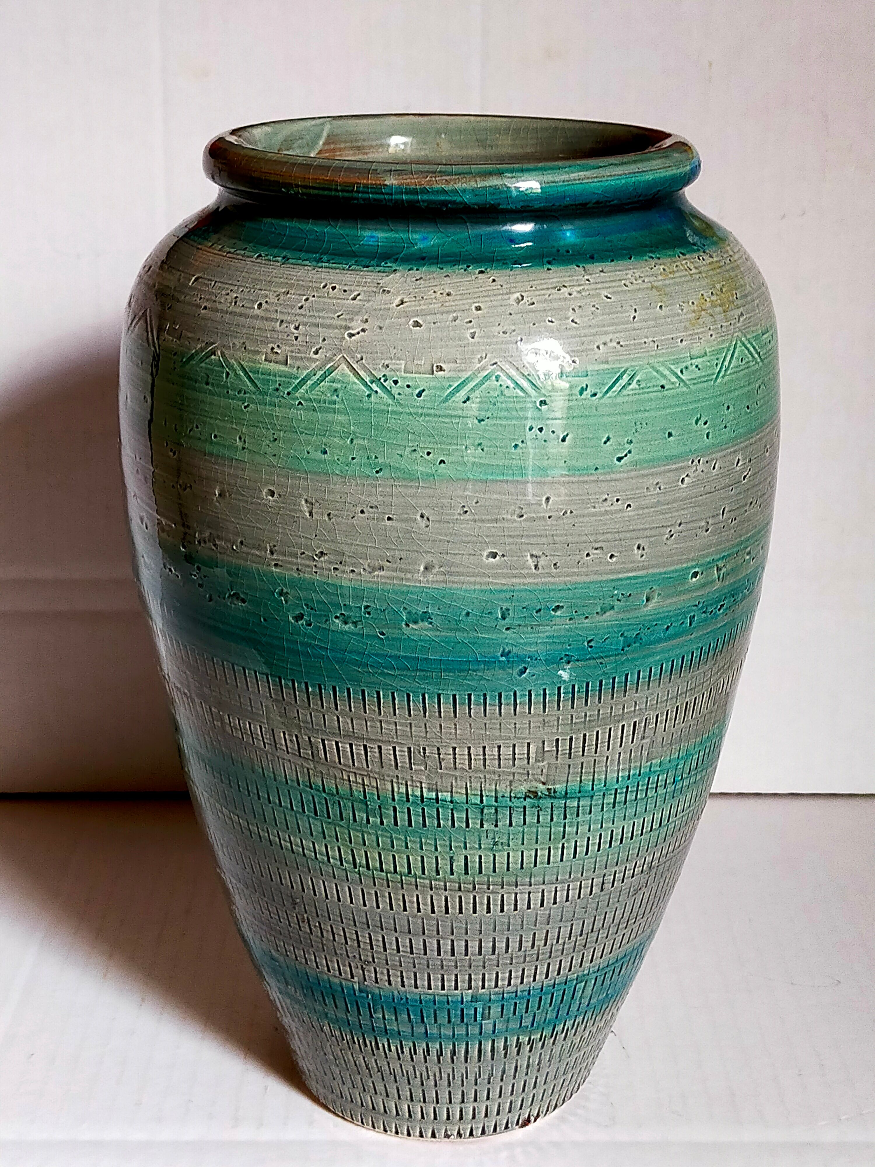 Ceramic vase scarified with gray-blue enamel