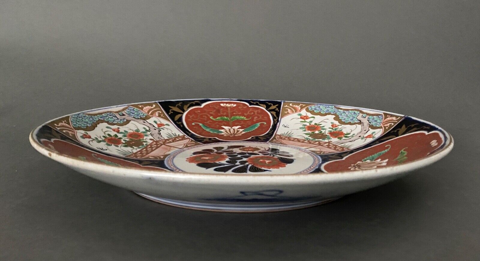 Large porcelain dish of Imari XIXth floral decoration