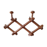 Extendable coat holder