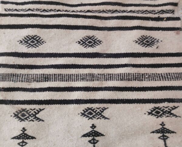 Tapis kilim blanc et noir motifs berbères