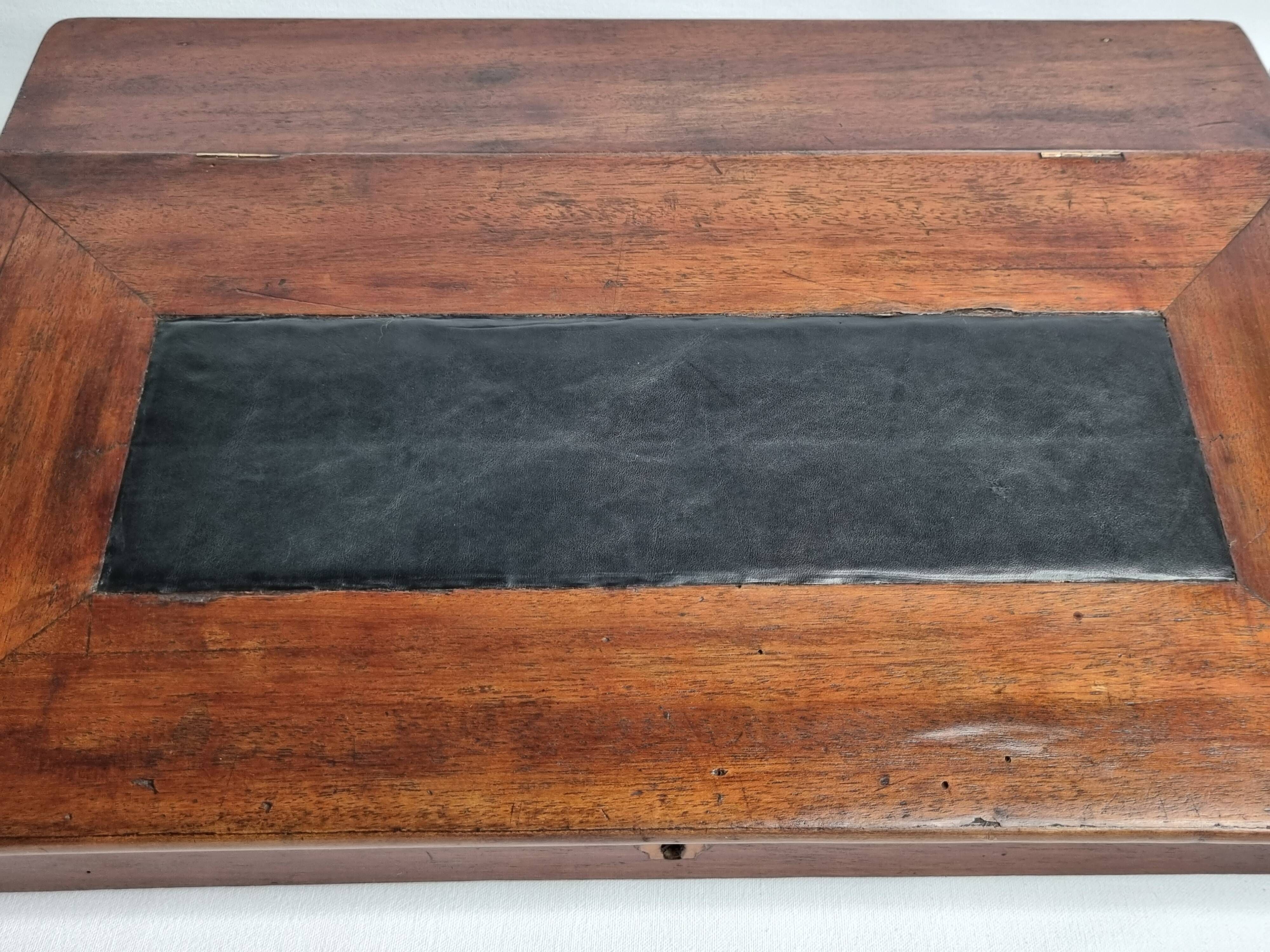 Écritoire de voyage antique du XIXe siècle en cuir et bois, 45 cm