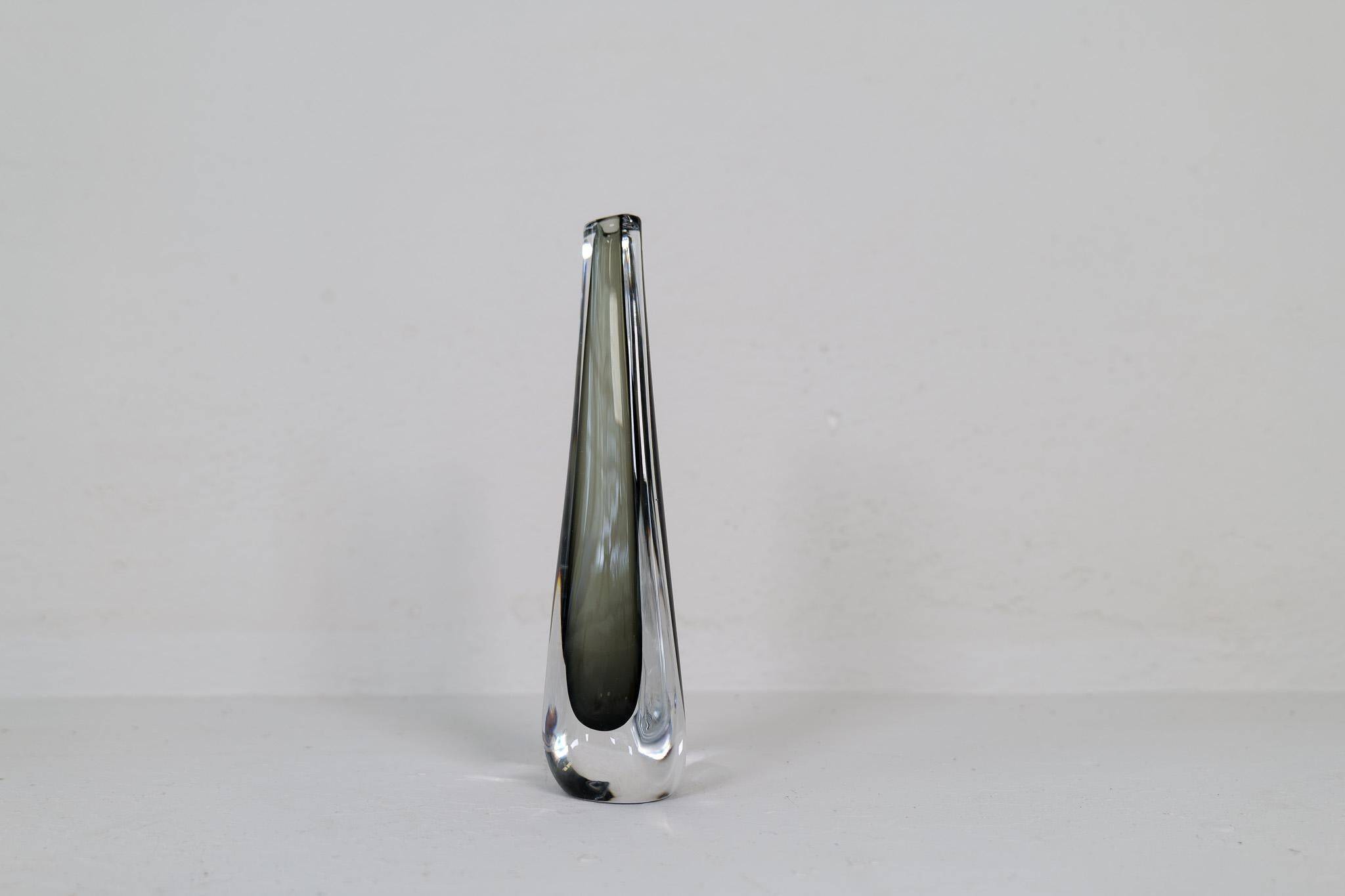 Set of 2 Mid-Century Modern vases by Nils Landberg, Orrefors, circa 1950, Sweden.