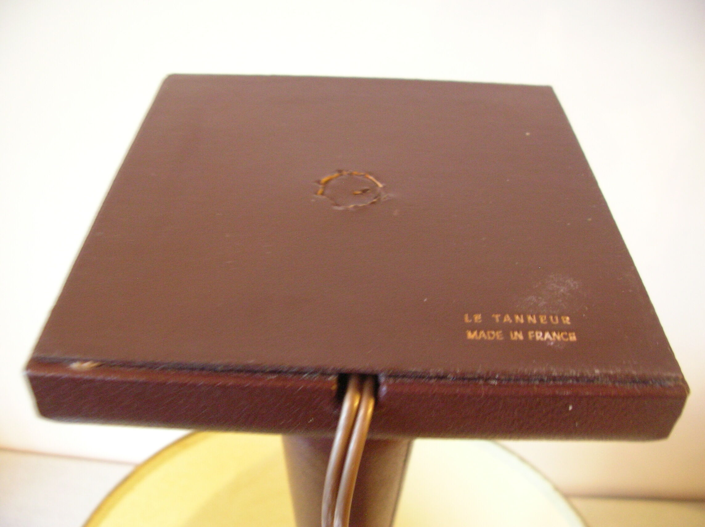 Ancienne lampe de bureau salon en cuir marron signée Le Tanneur France 57 cm