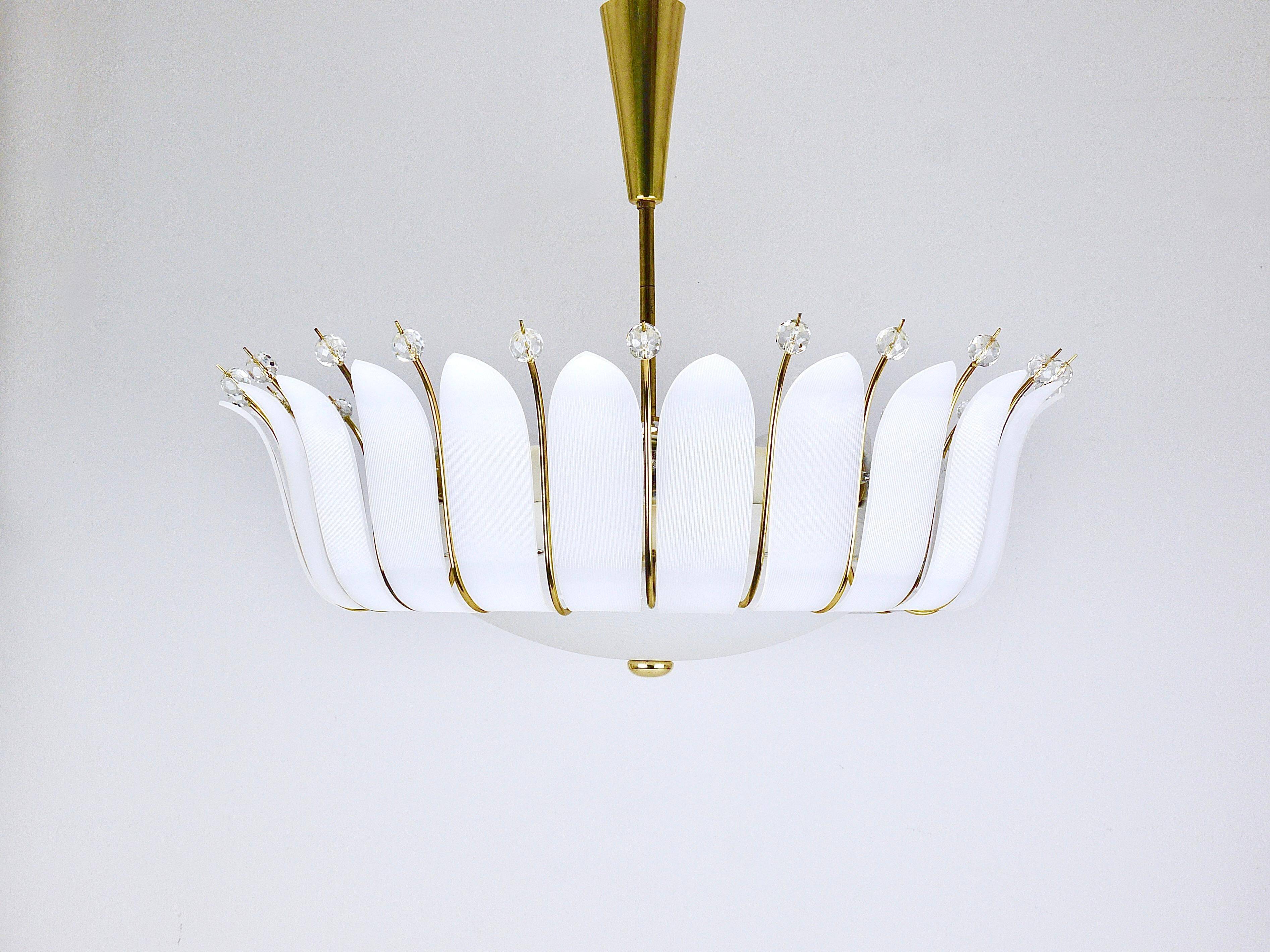 Grand chandelier Rupert Nikoll 27" mid-century brass with leaves, Austria, 1950.
