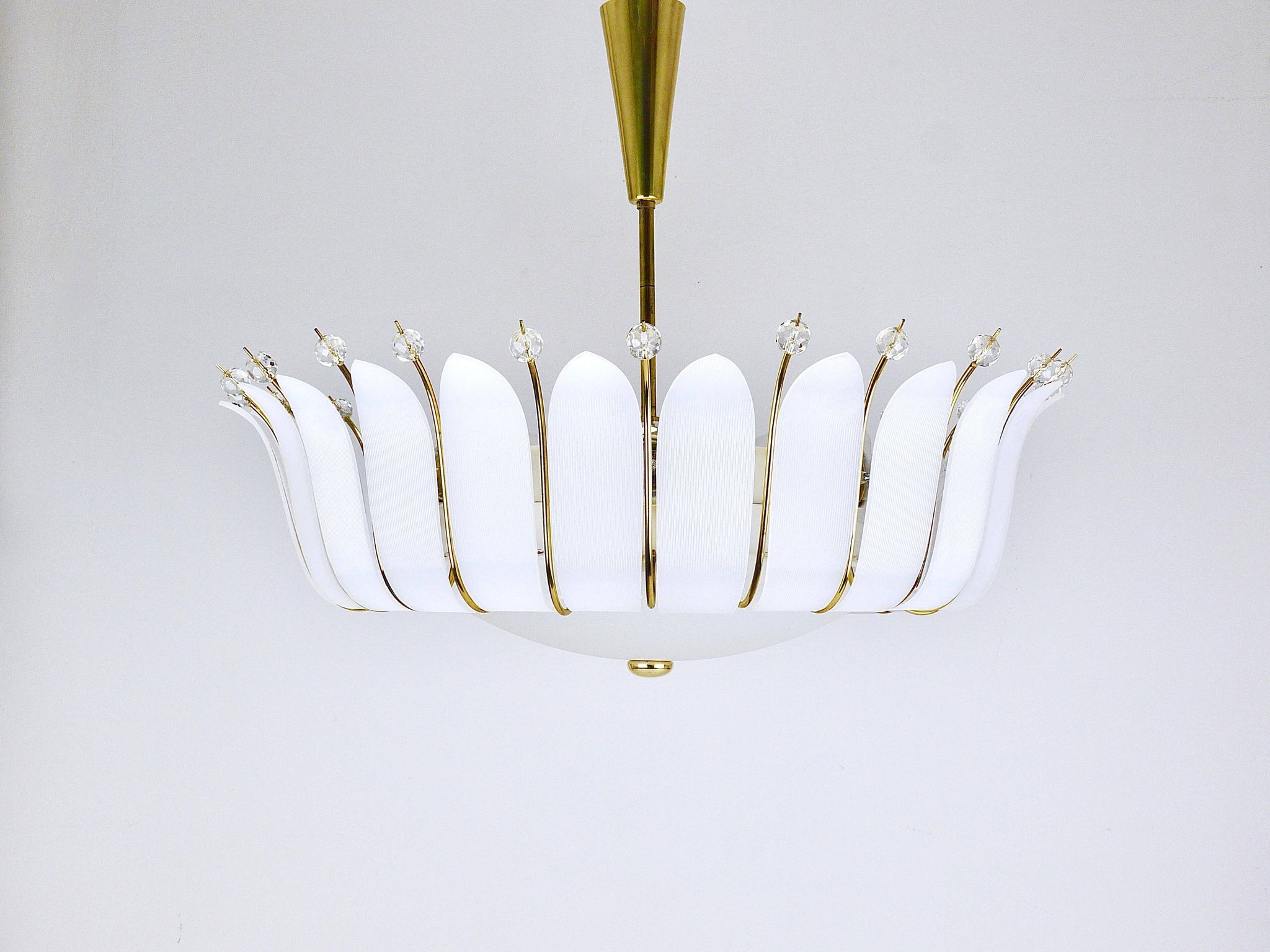 Grand chandelier Rupert Nikoll 27" mid-century brass with leaves, Austria, 1950.