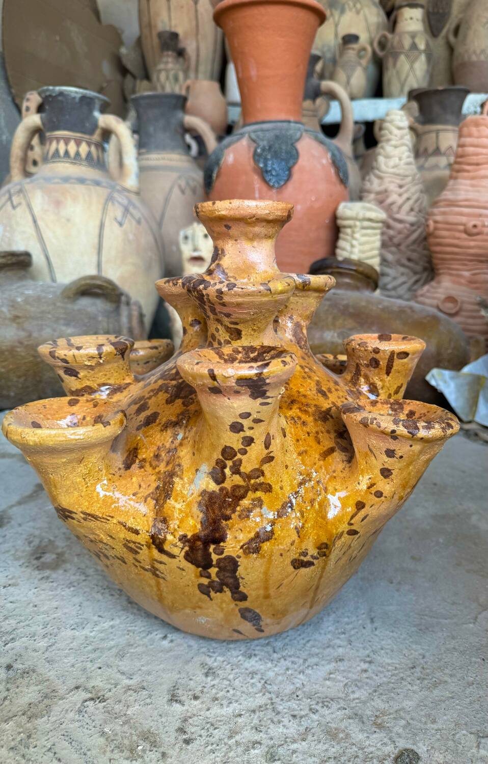 Vase sculpture en tamegroute jaune tachetée emaillée abstraite