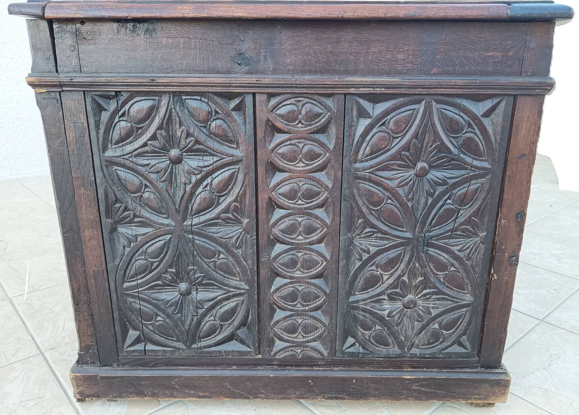 Large Gothic desk in solid oak from the 19th century.