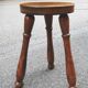 Tabouret tripode en chêne massif, France années 70
