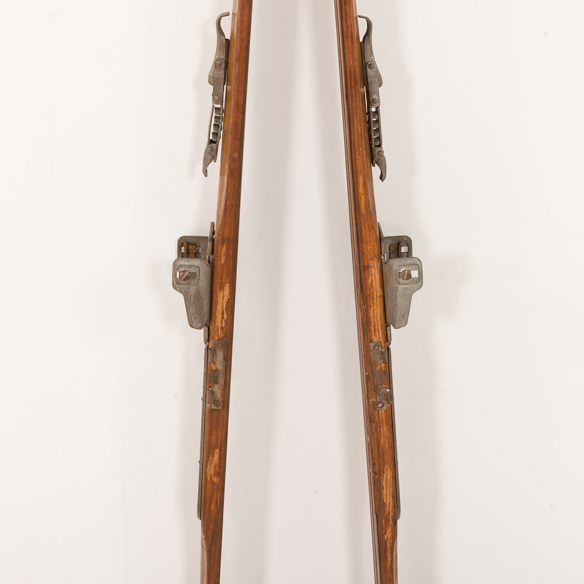 Paire de skis en bois vintage avec fixations Geze Kandahar et bâtons en bambou, années 1950