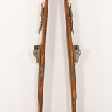 Paire de skis en bois vintage avec fixations Geze Kandahar et bâtons en bambou, années 1950