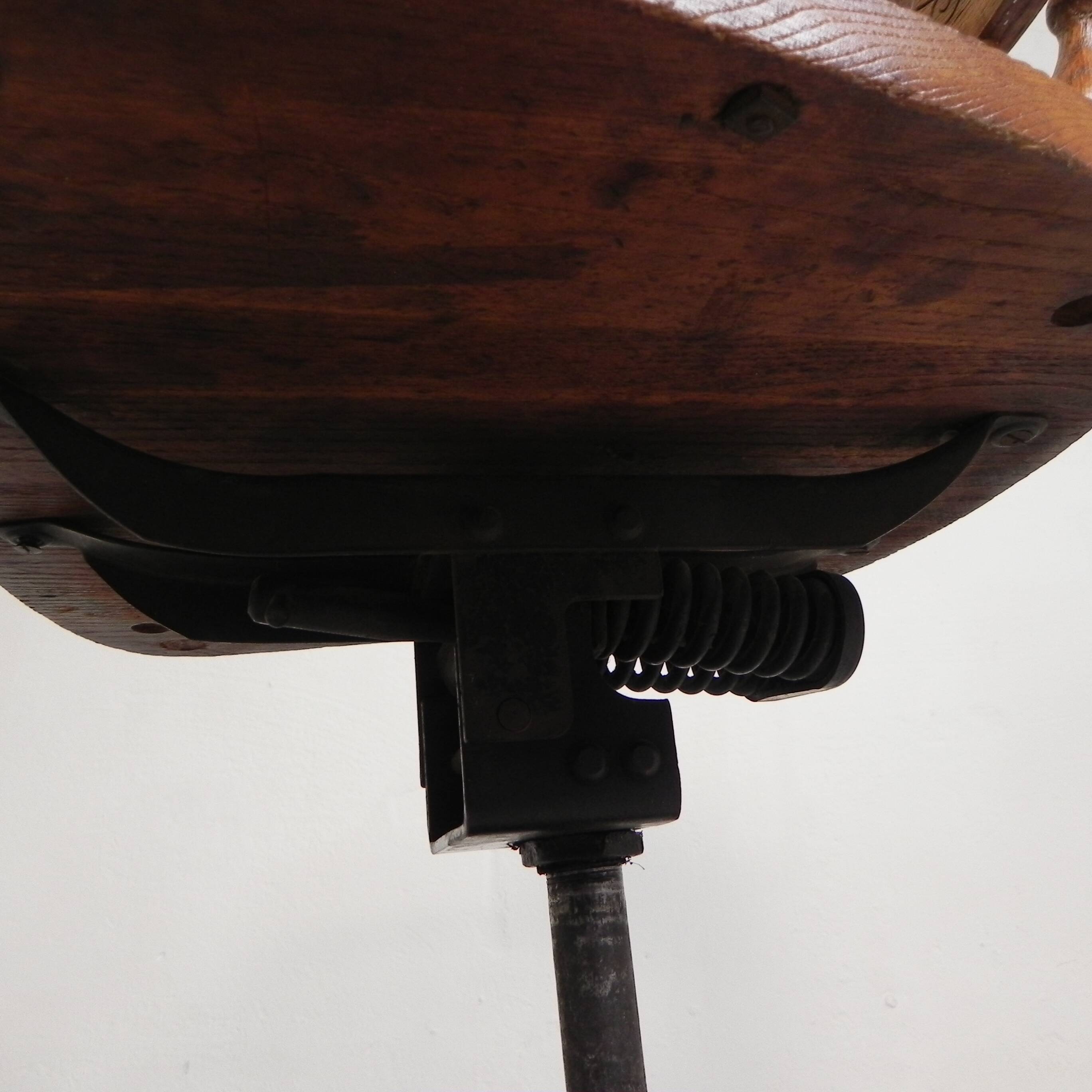 Oak office chair with a spring system and height adjustable, 1930s.