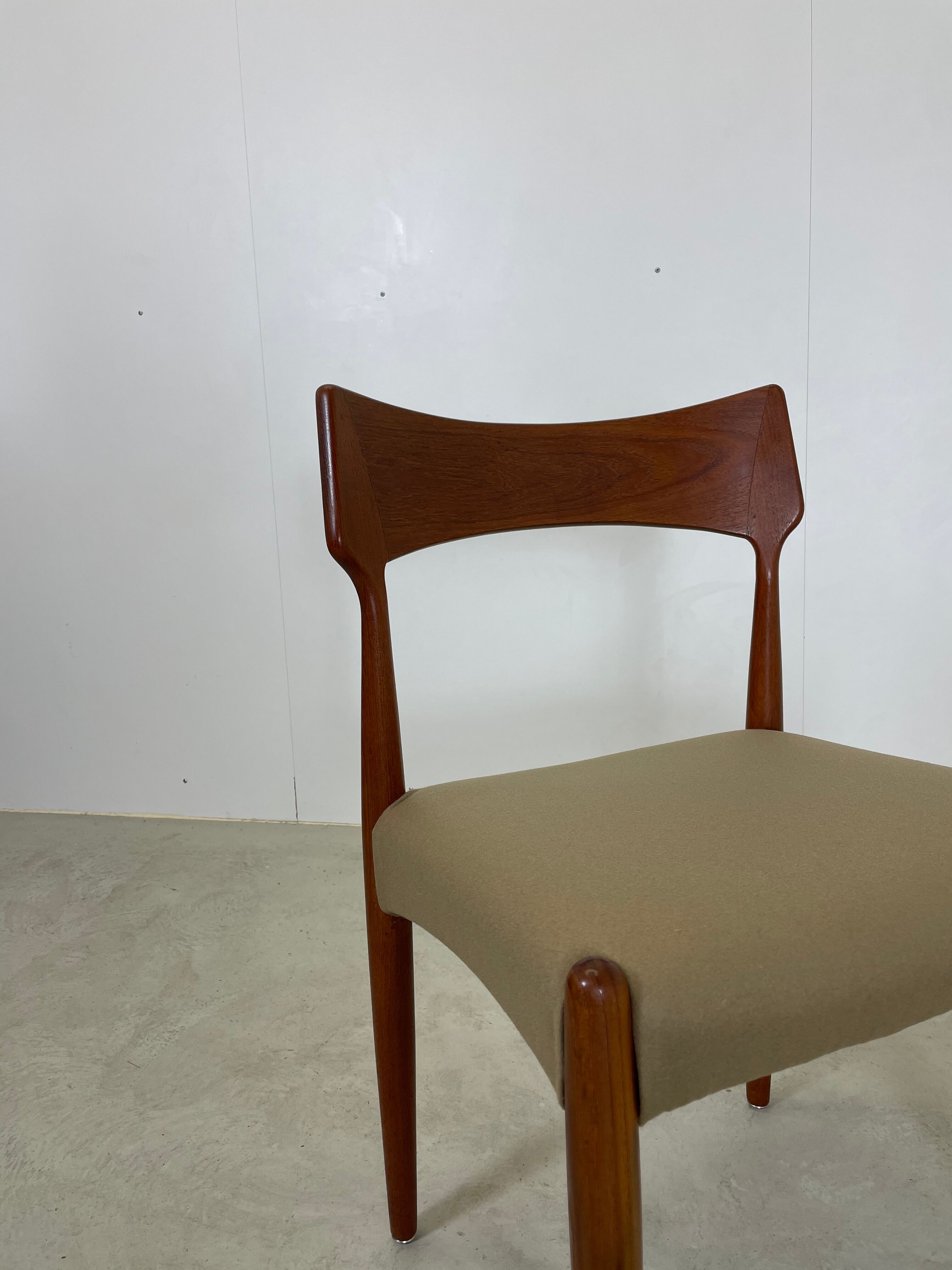Danish MidCentury Dining Chair Model 142 by Bernt Petersen, 1960