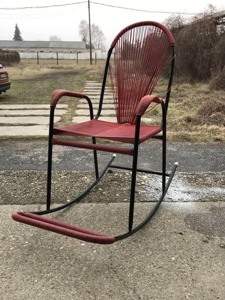 Vintage red metal rocking chair, graphic plastic cord with fan backrest, 1960s.