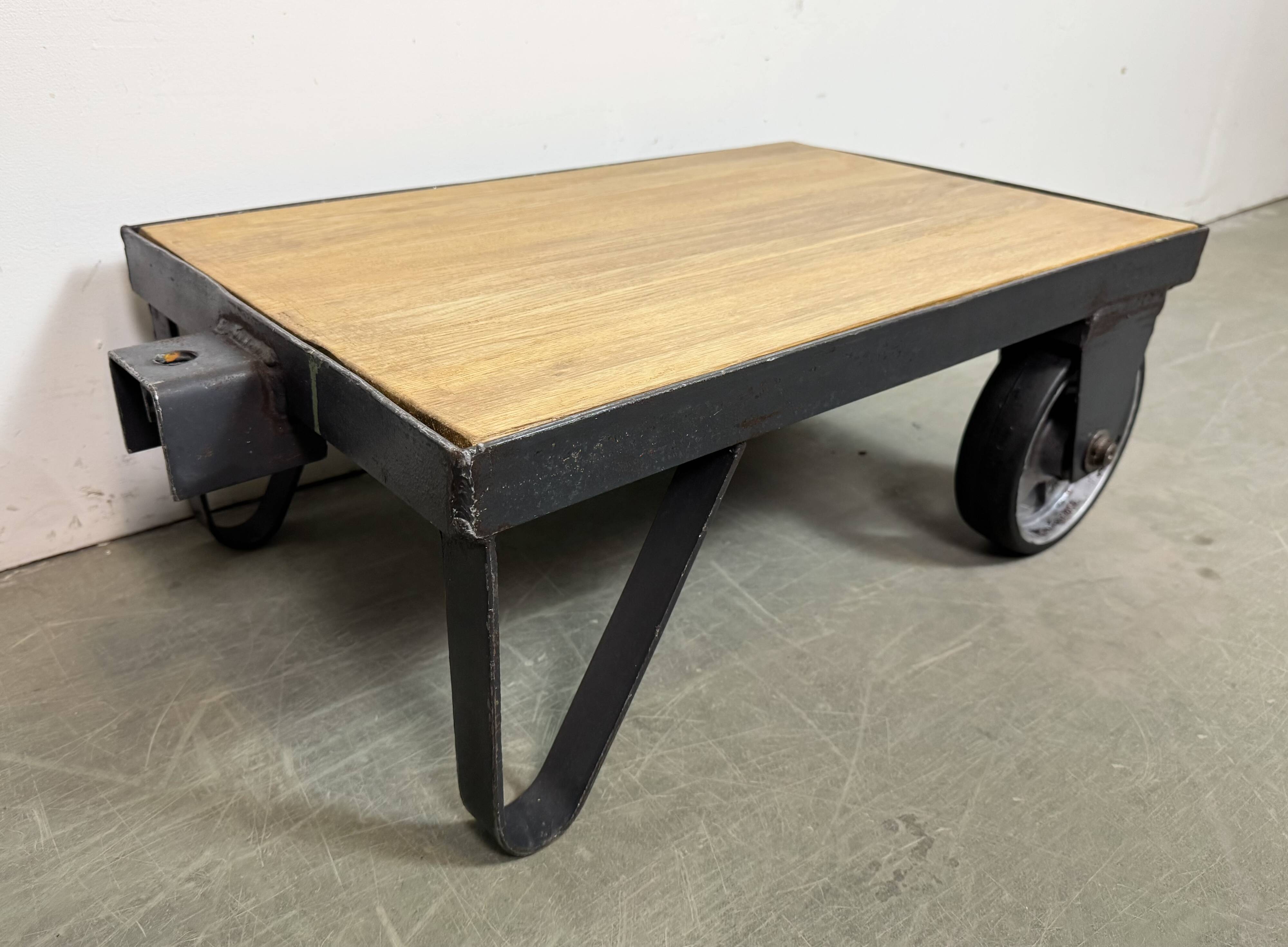 Table basse industrielle noire, années 1960