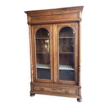 Display cabinet with 2 doors in walnut with bevelled glass from the 19th century.