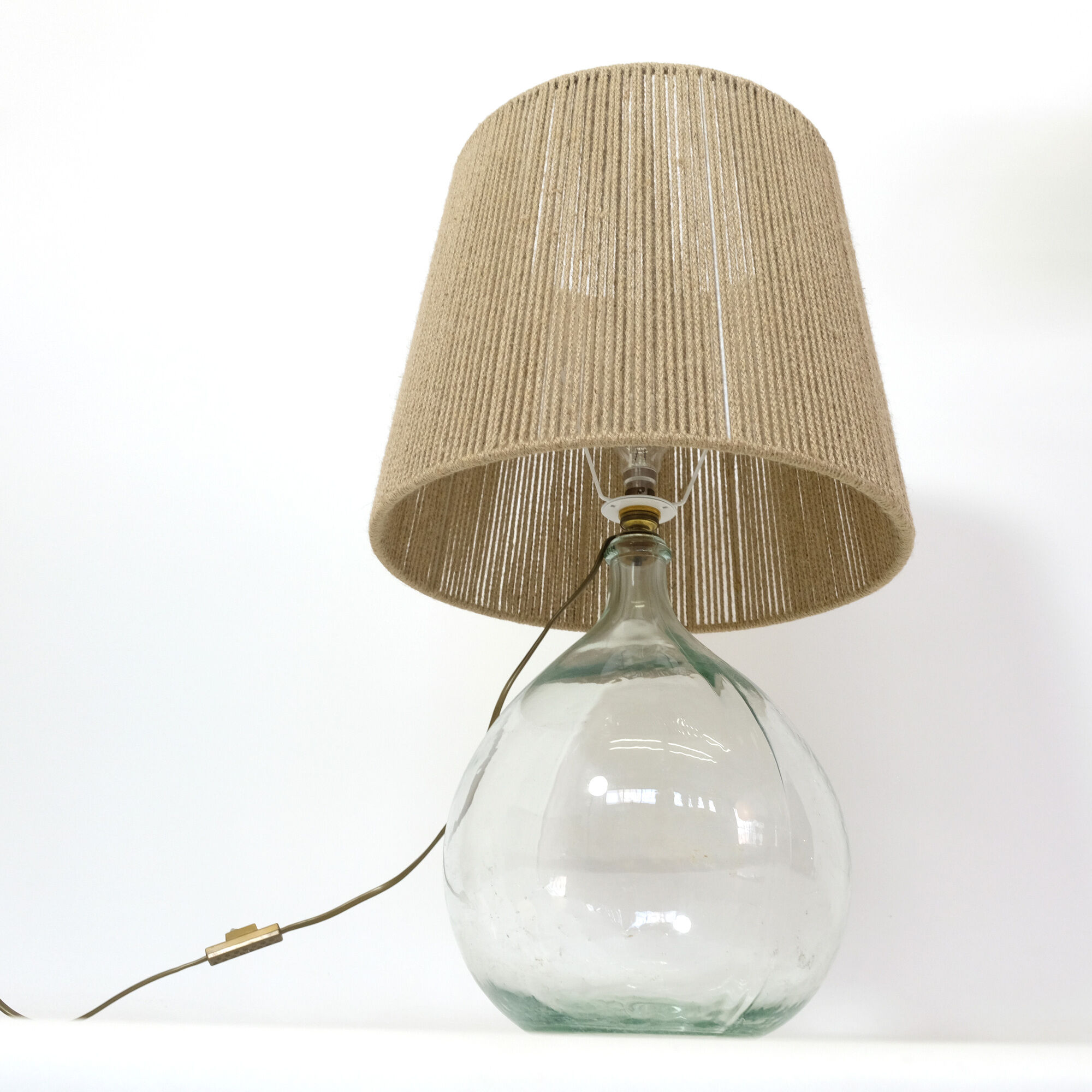 Table lamp from the 70s and 80s and its rope lampshade.