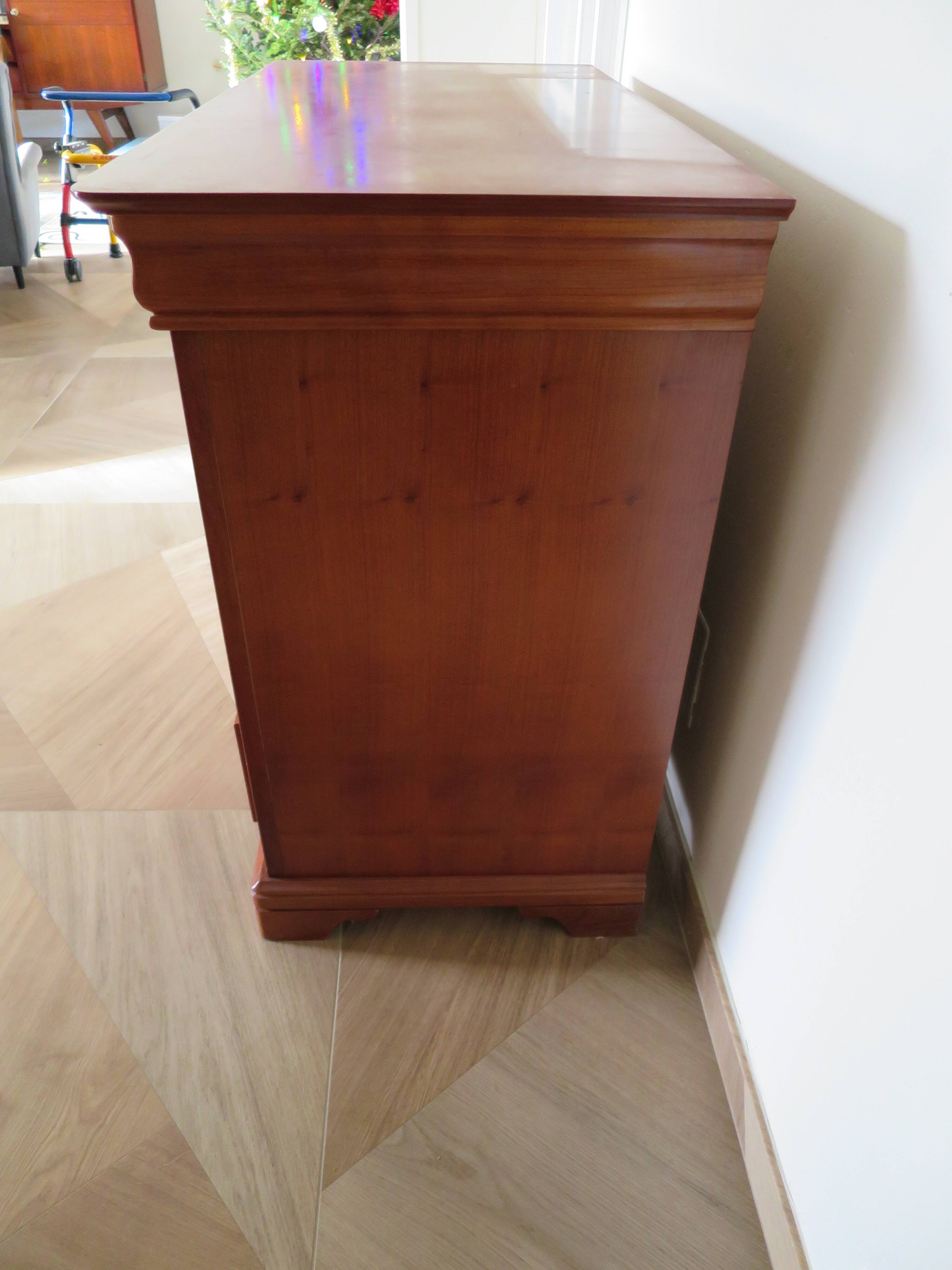 3-drawer chest of drawers with sliding shelf - Louis Philippe style - cherry color