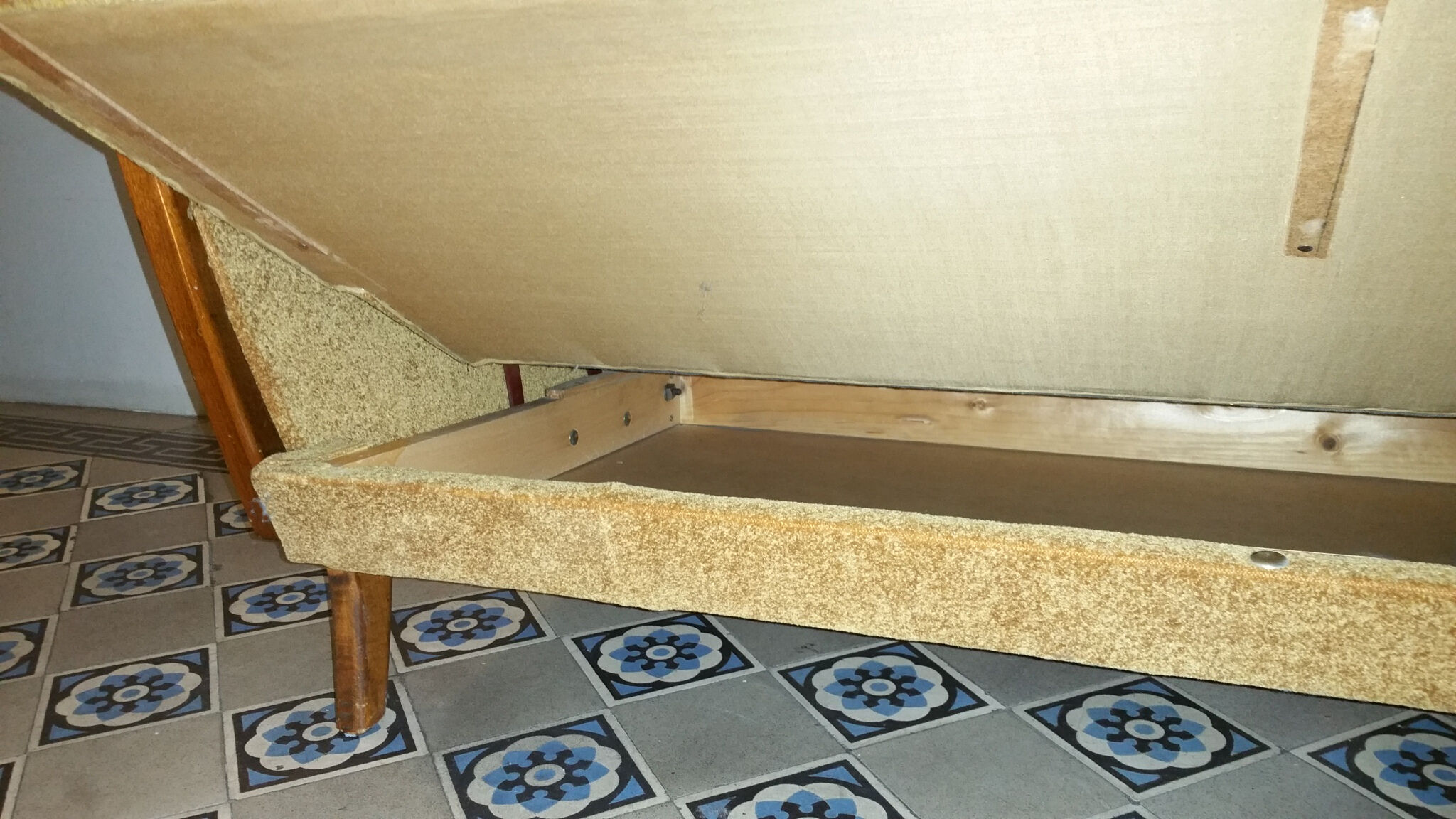Scandinavian 50s/60s gold daybed canapé.