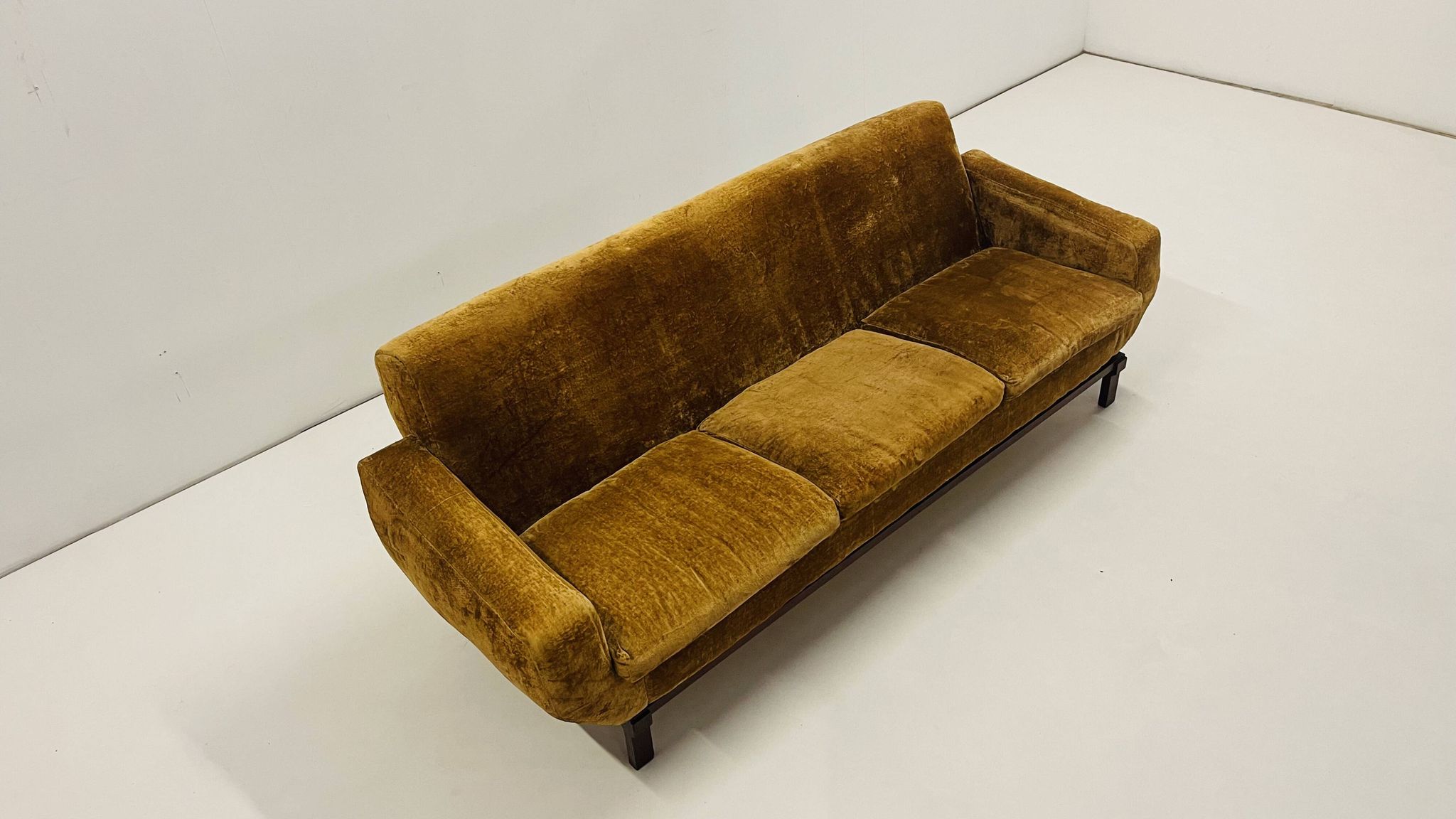 Living room set in amber velvet