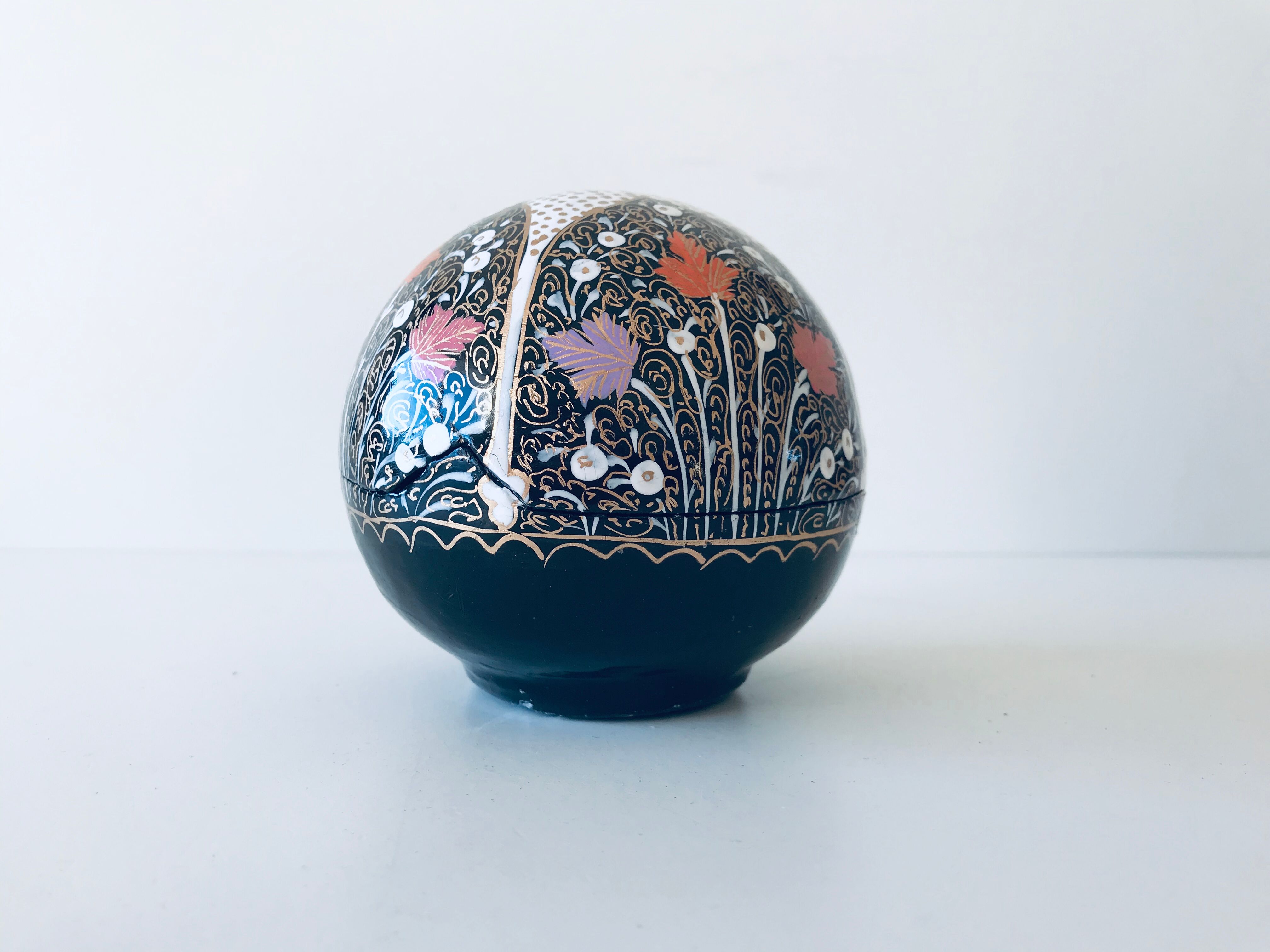 Decorative round box