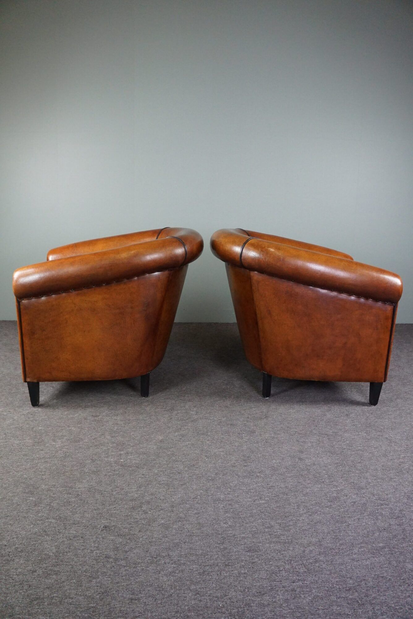Set of 2 club chairs in black piping sheep leather