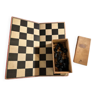 Jeu d’ échec ancien - échiquier carton pliable - pièces en bois - vers 1930