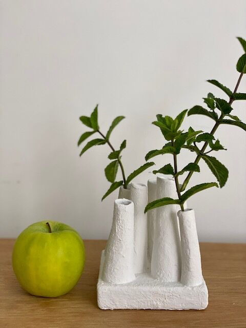 Vase pique flower with matte whitened pipe