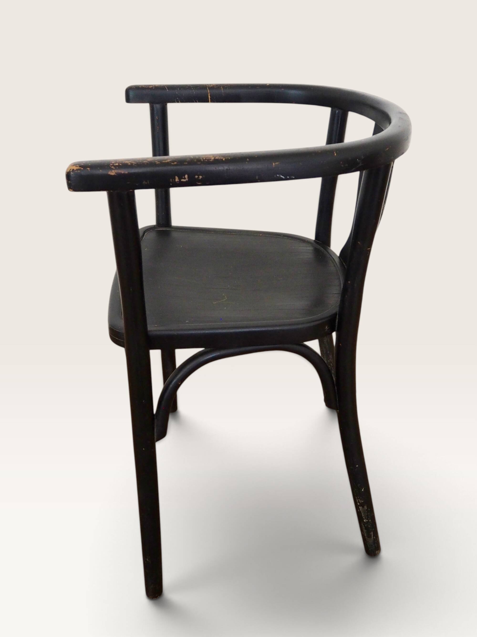 Curved black lacquered wooden armchair in Thonet style