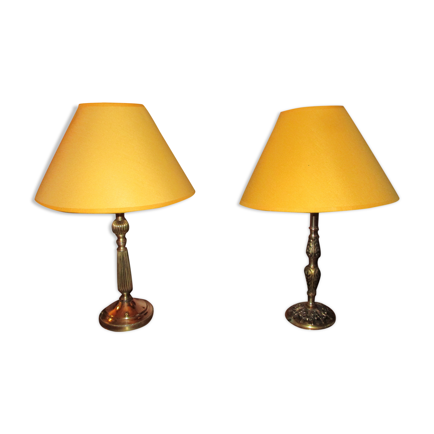 2 bedside lamps