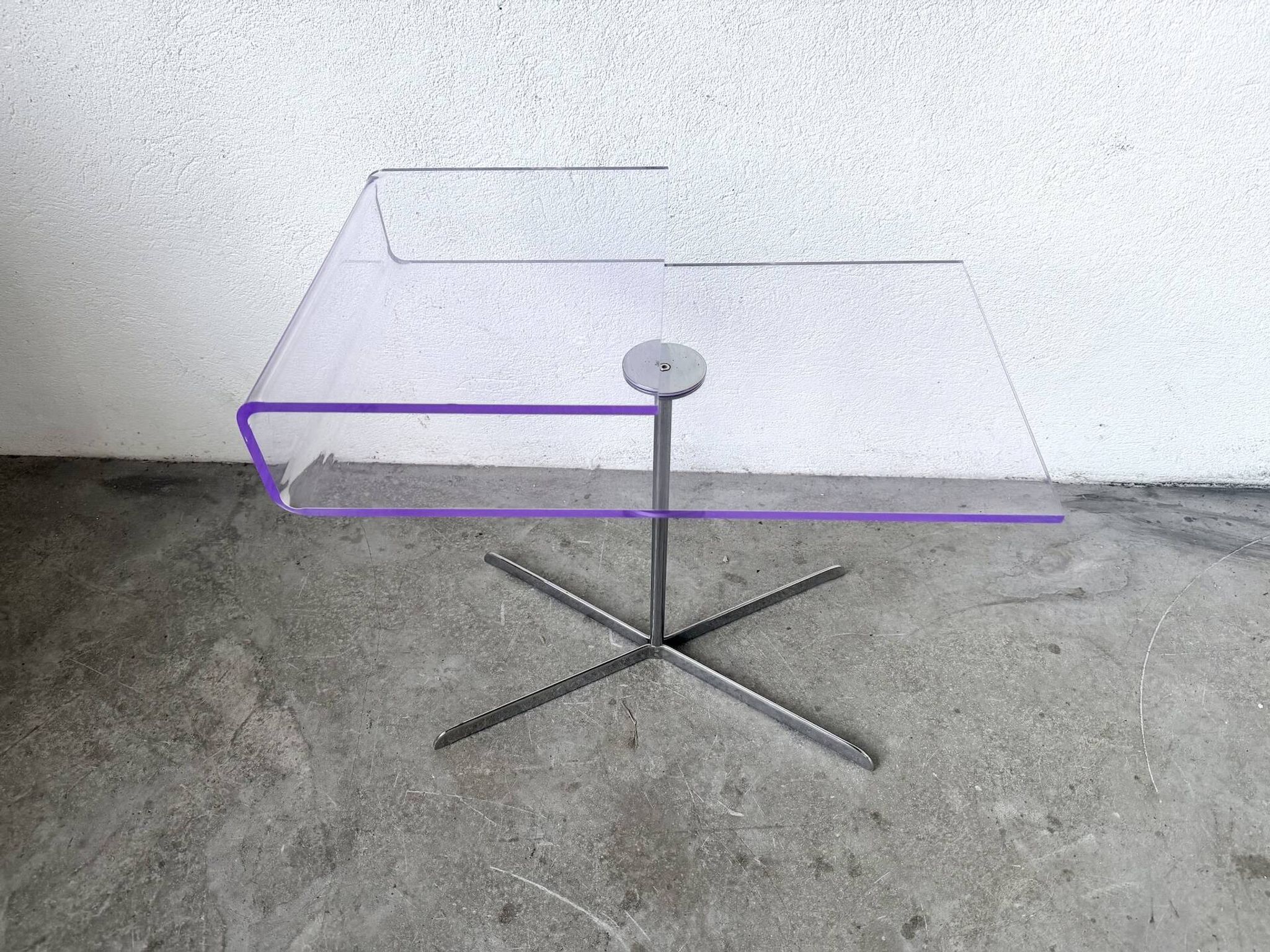Table d'appoint en acrylique transparent et chrome, années 70