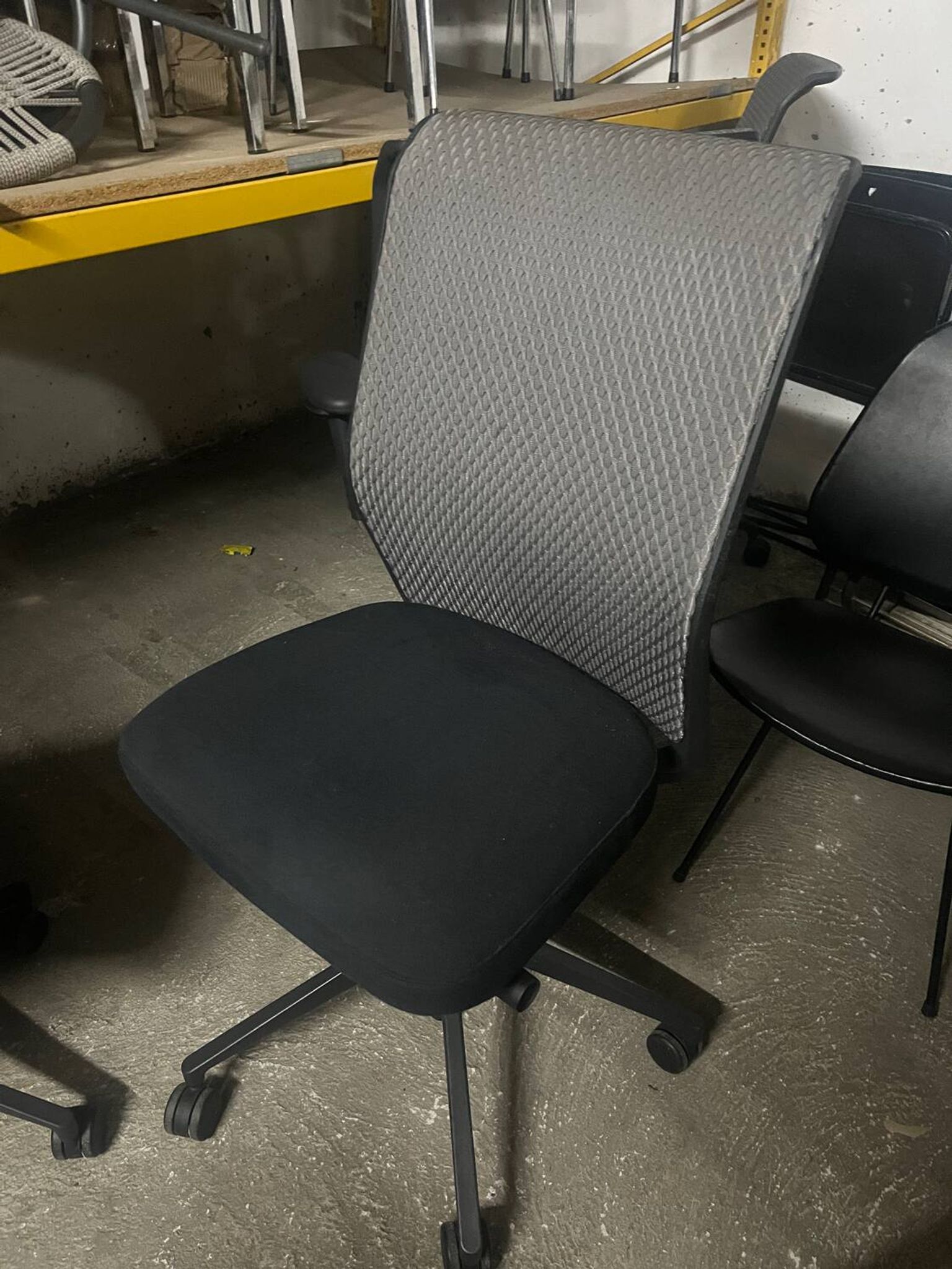 Vitra ID Trim office chair by Antonio Citterio — black mesh backrest and blue fabric seat, aluminium frame.
