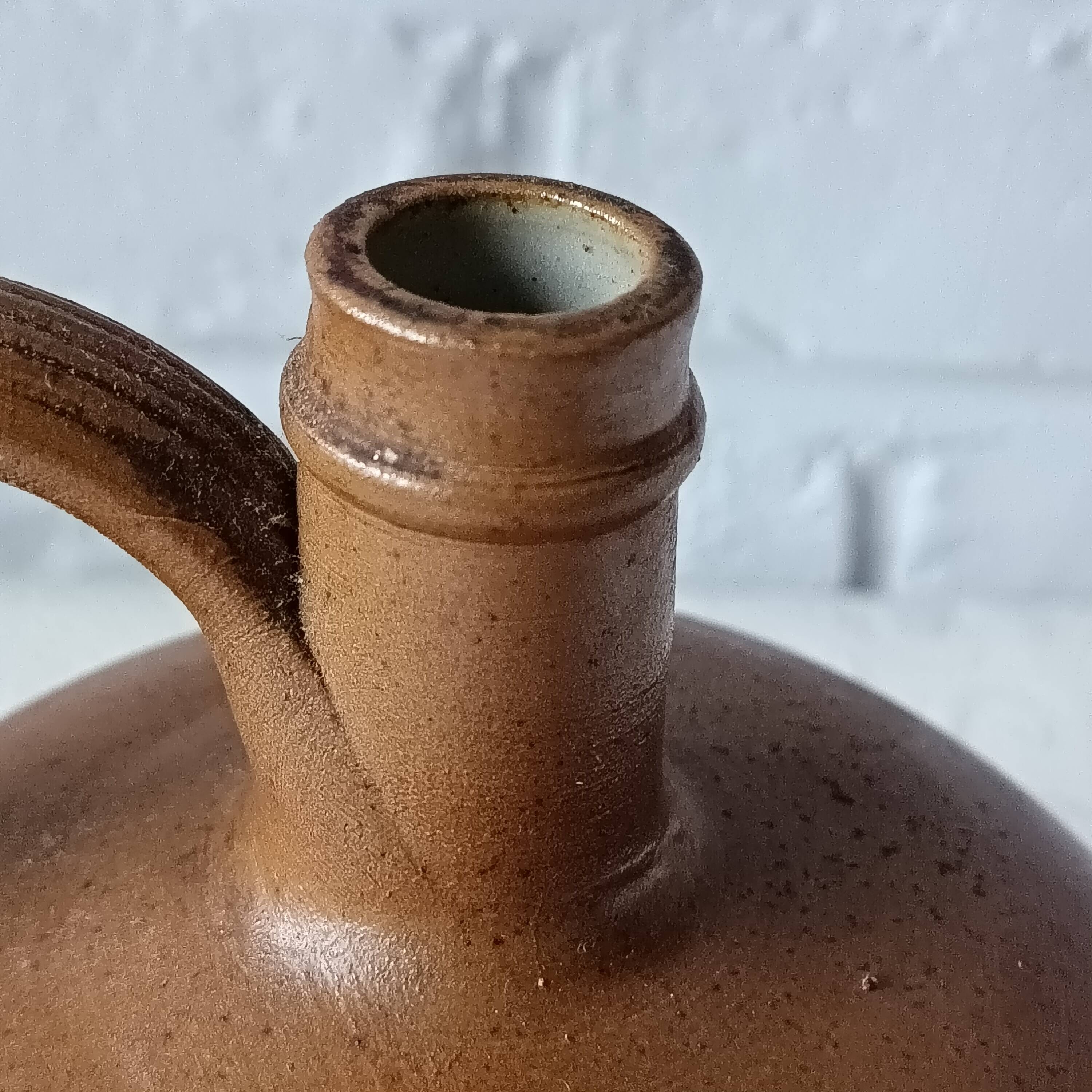 Beau pot à huile ou à vin vintage fait main en grès marron vernissé