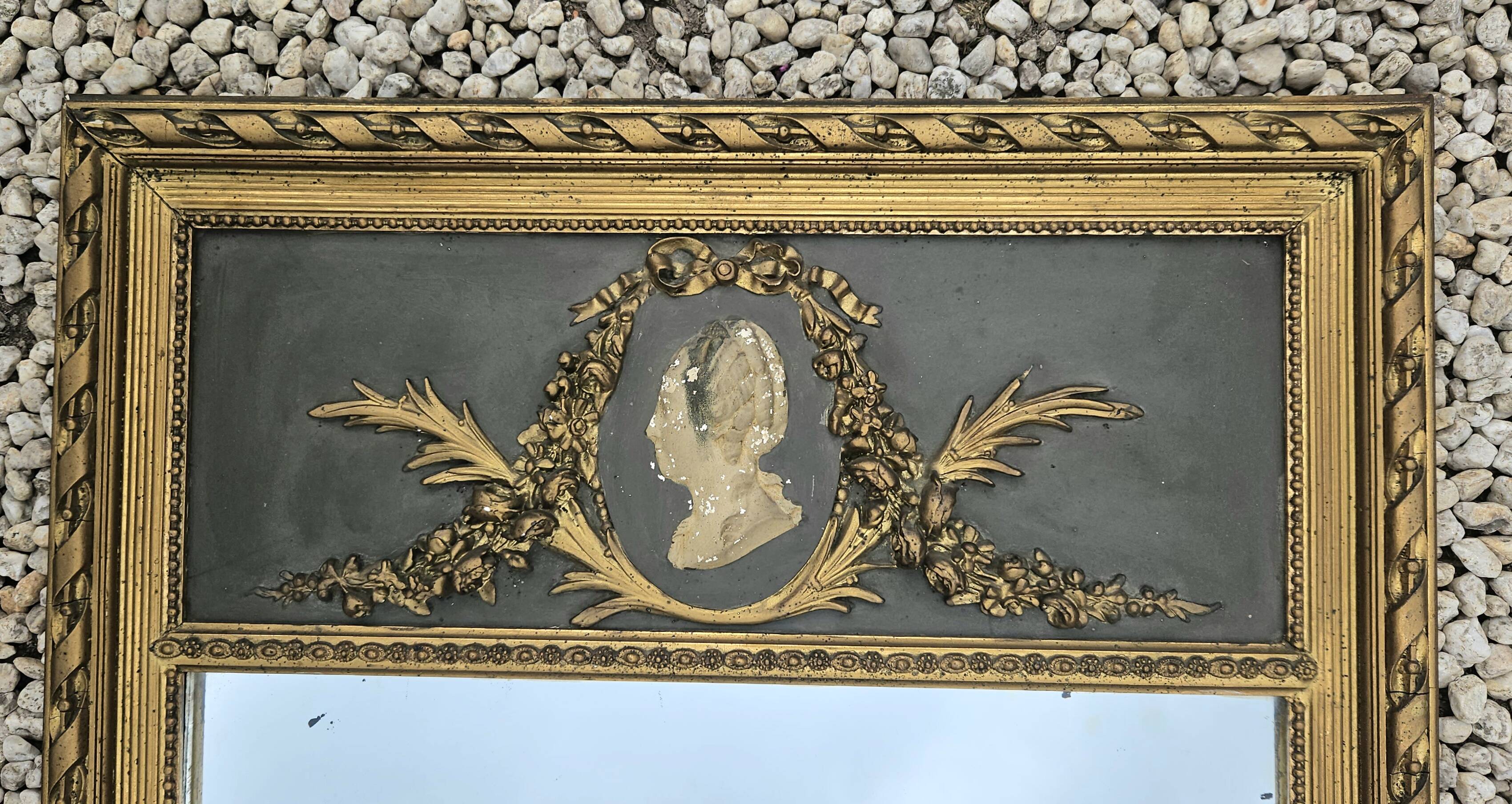 Miroir trumeau à decor d'un médaillon de femme 106cm haut