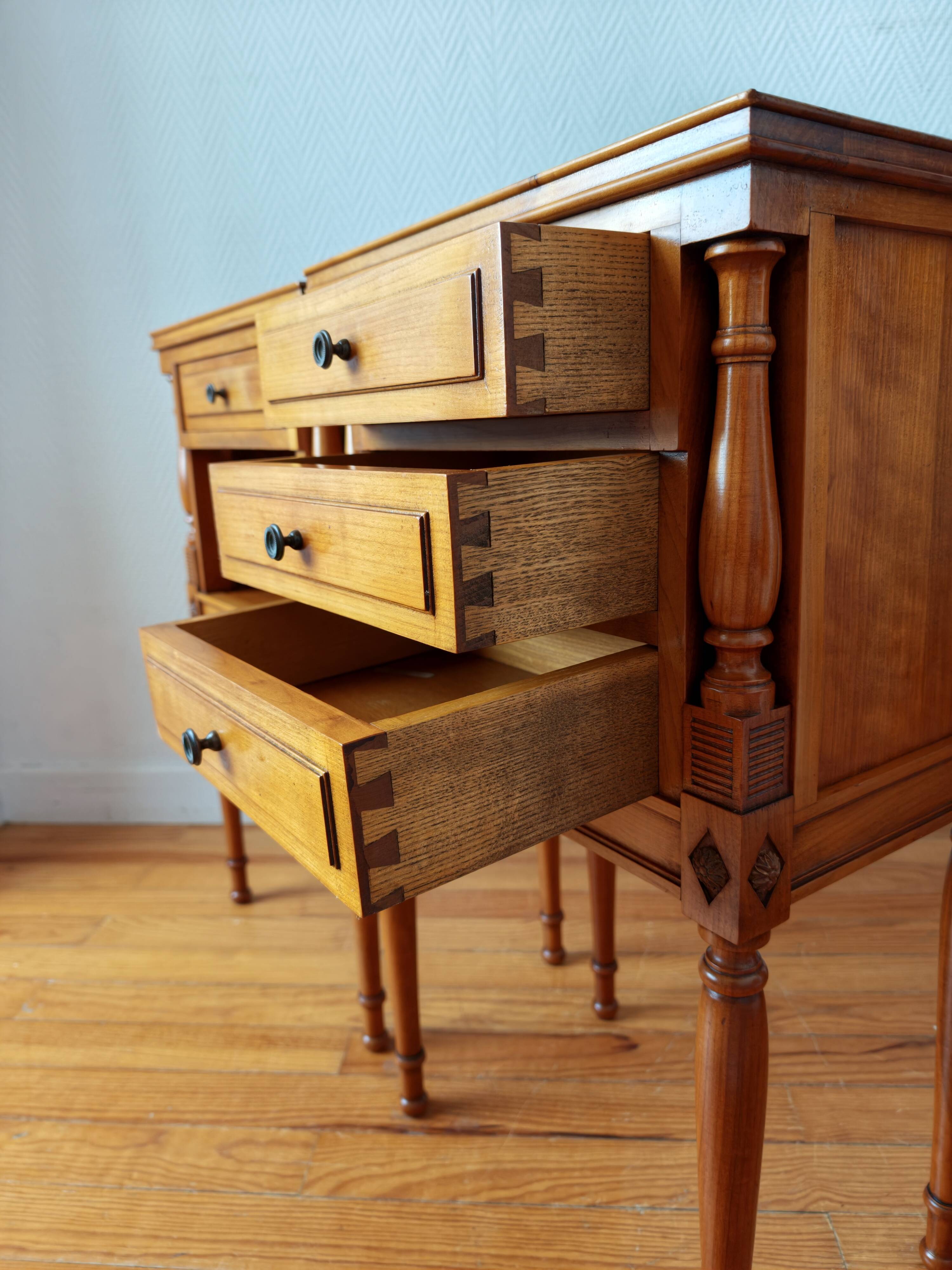 Paire de tables chevet françaises de style Louis XVI