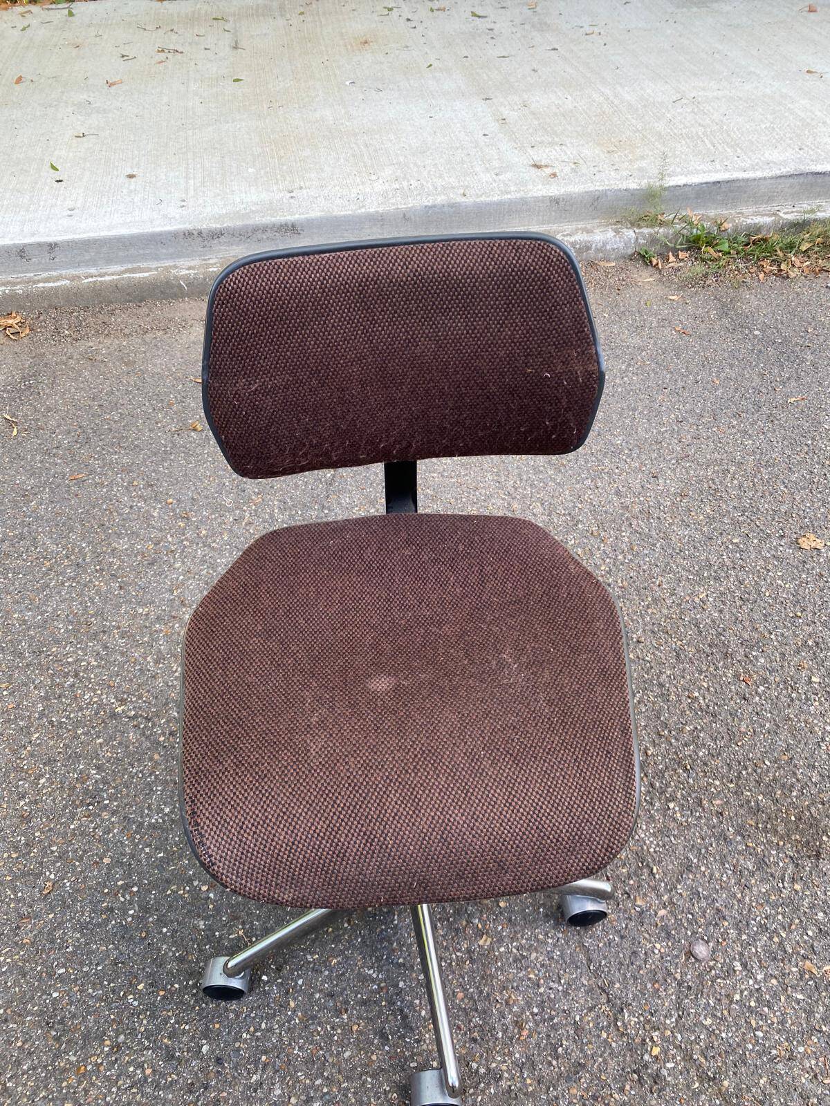 Chaise de bureau scandinave vintage pivotante 1980 daim marron