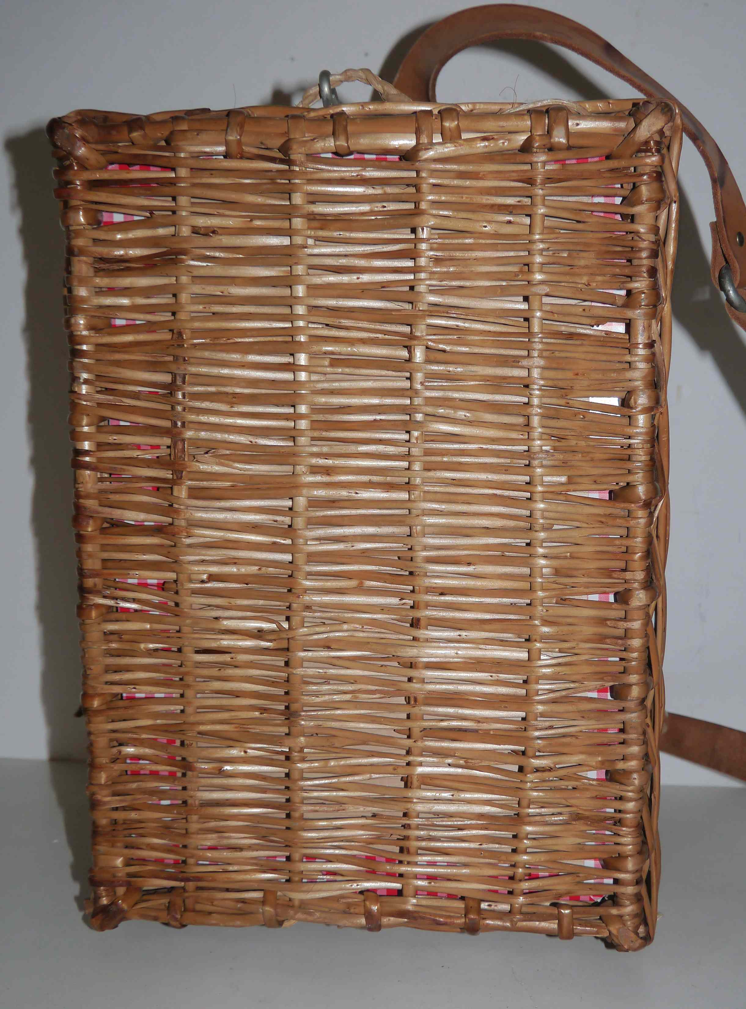 Old artisanal wicker picnic basket 50