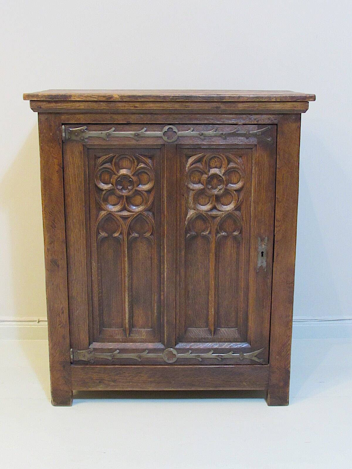 Antiqie Gothic carved oak cabinet, 1860