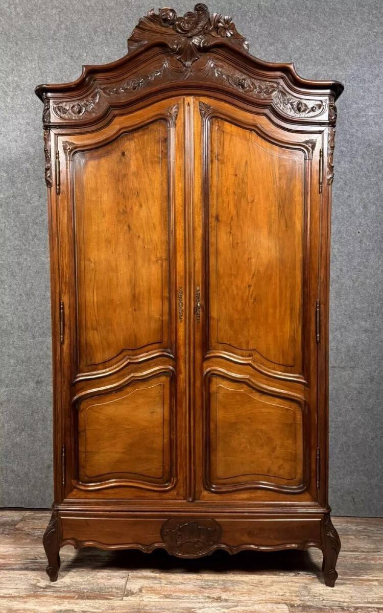 Armoire a coquilles de style Louis XV en acajou vers 1850