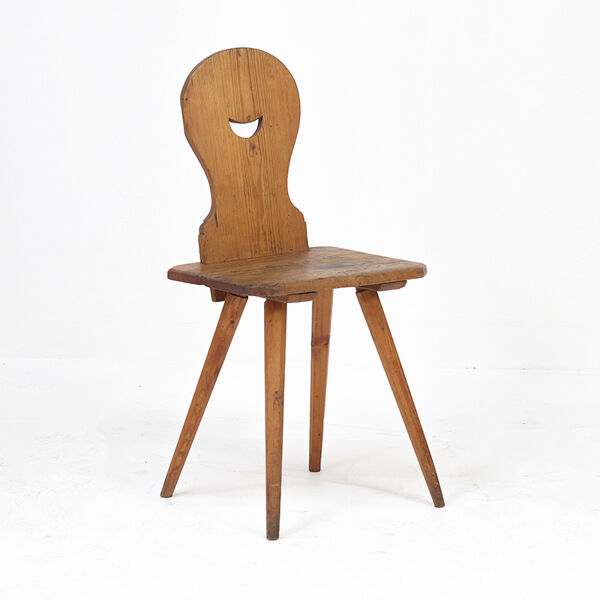Chaise de montagne rustique primitive de ferme