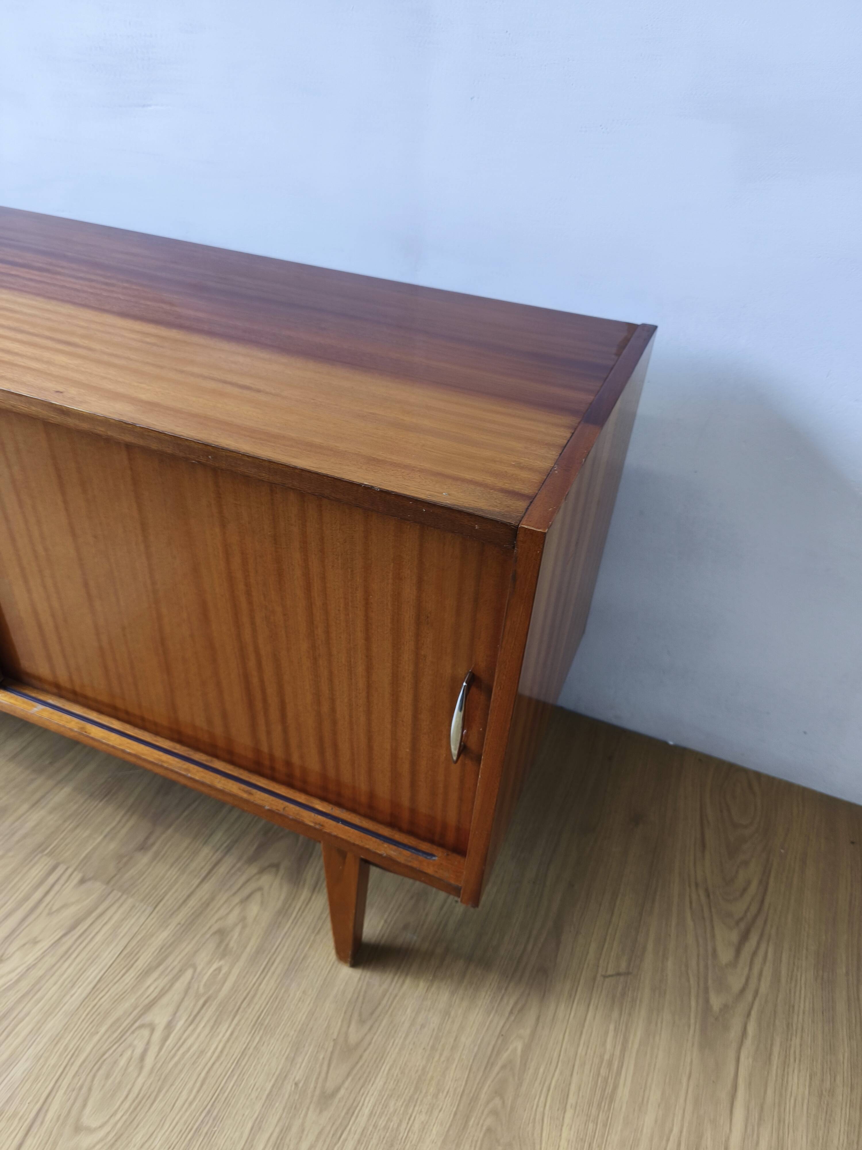 Buffet moderniste des années 1970.