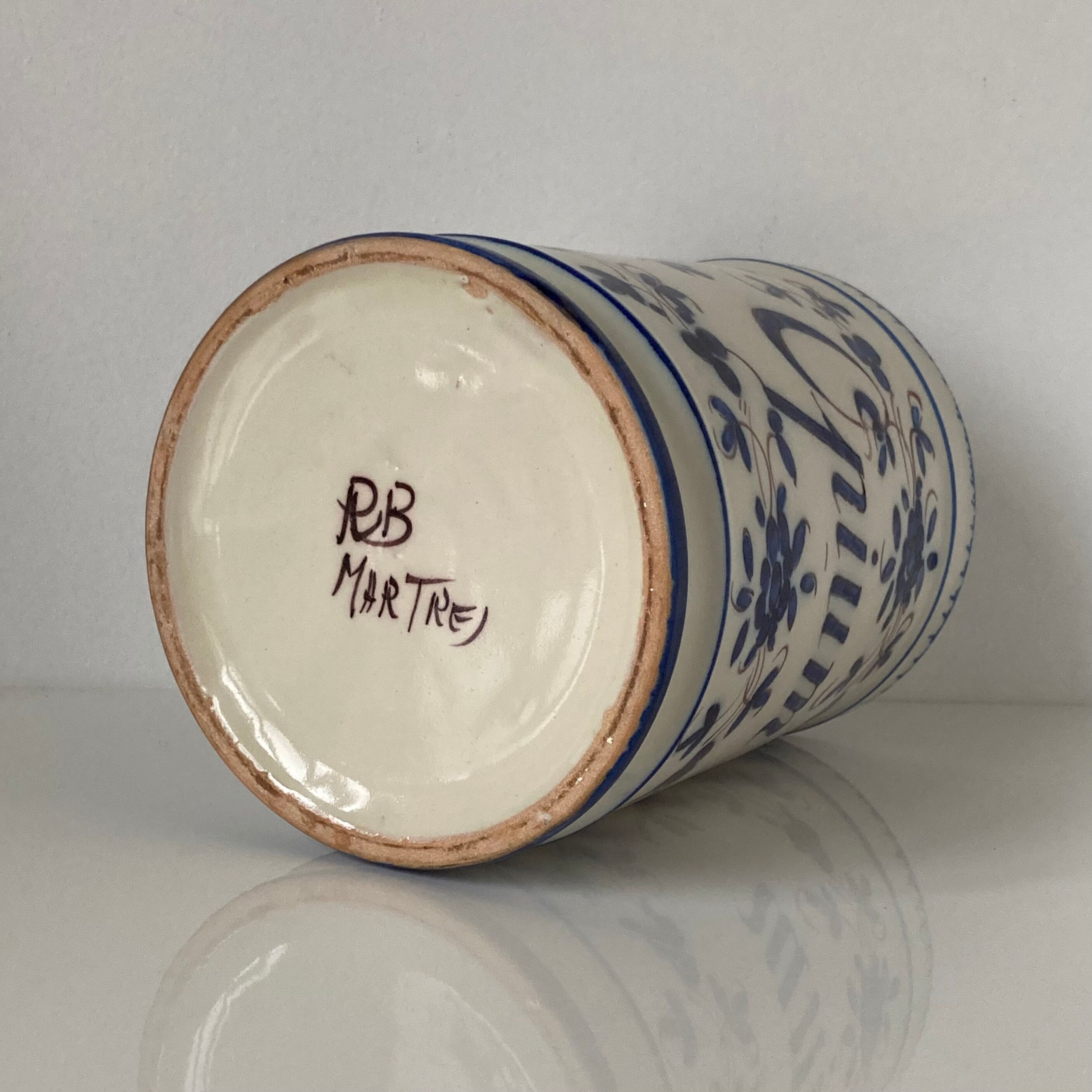 Pot à ustensiles inscrit « opium » en faïence de Martres-Tolosane à décor bleu-blanc