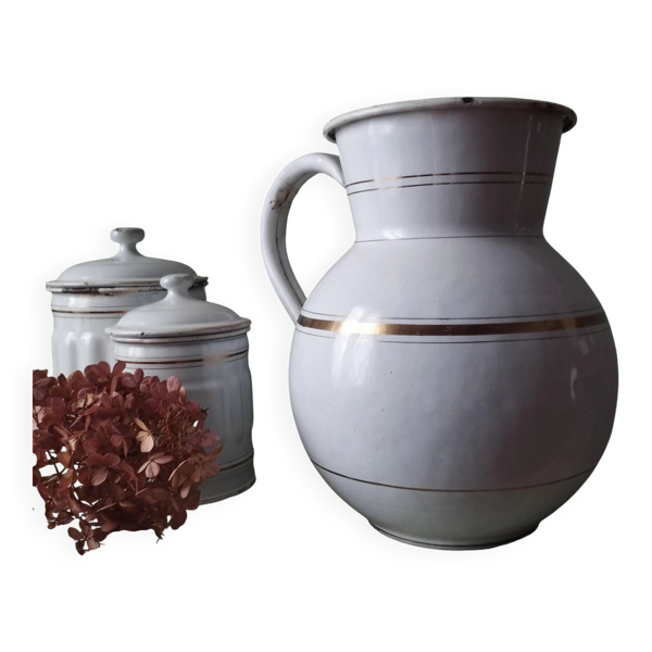 Ancien broc en métal émaillé blanc liserés dorés