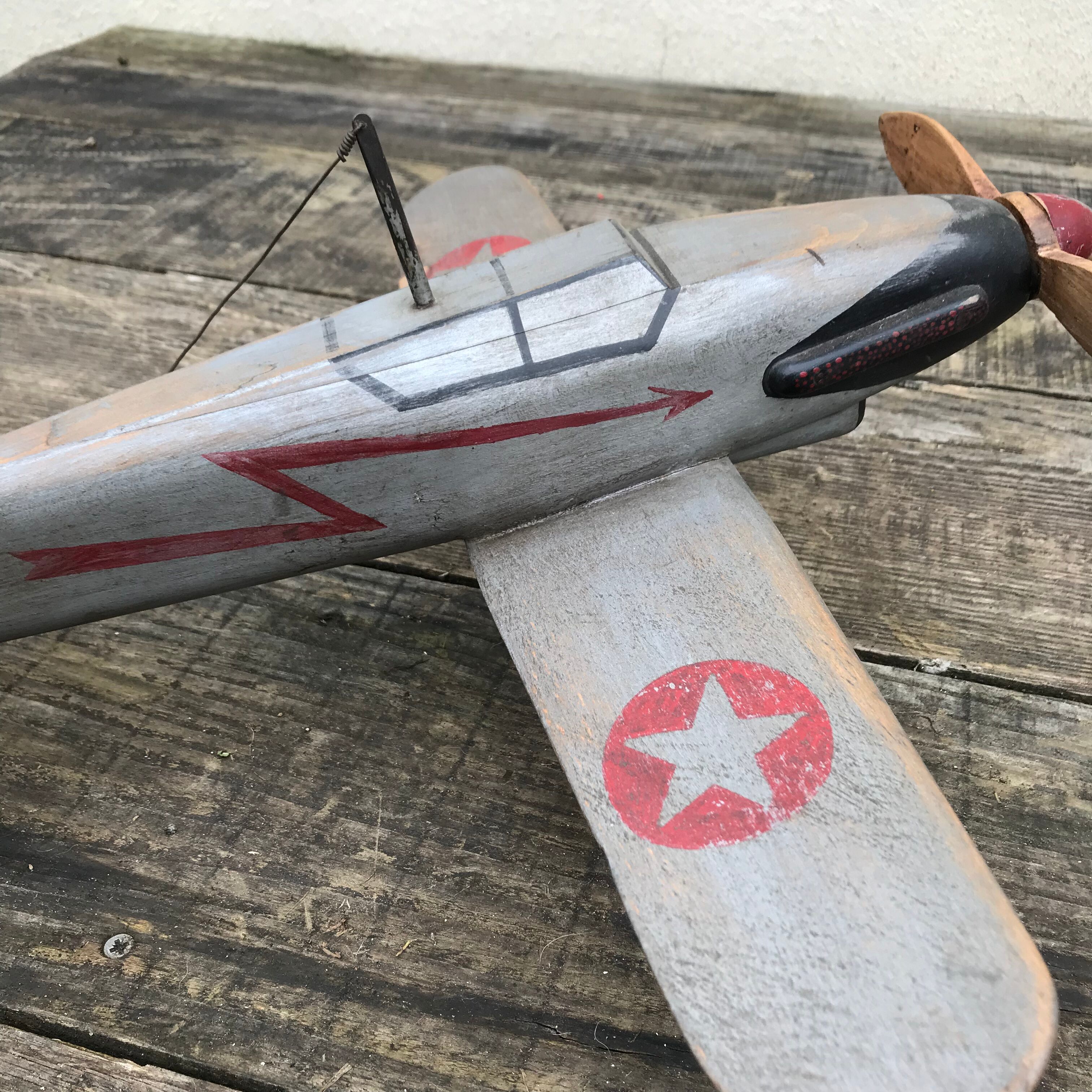 Avion jouet en bois vintage