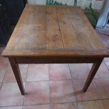 Extendable farm table