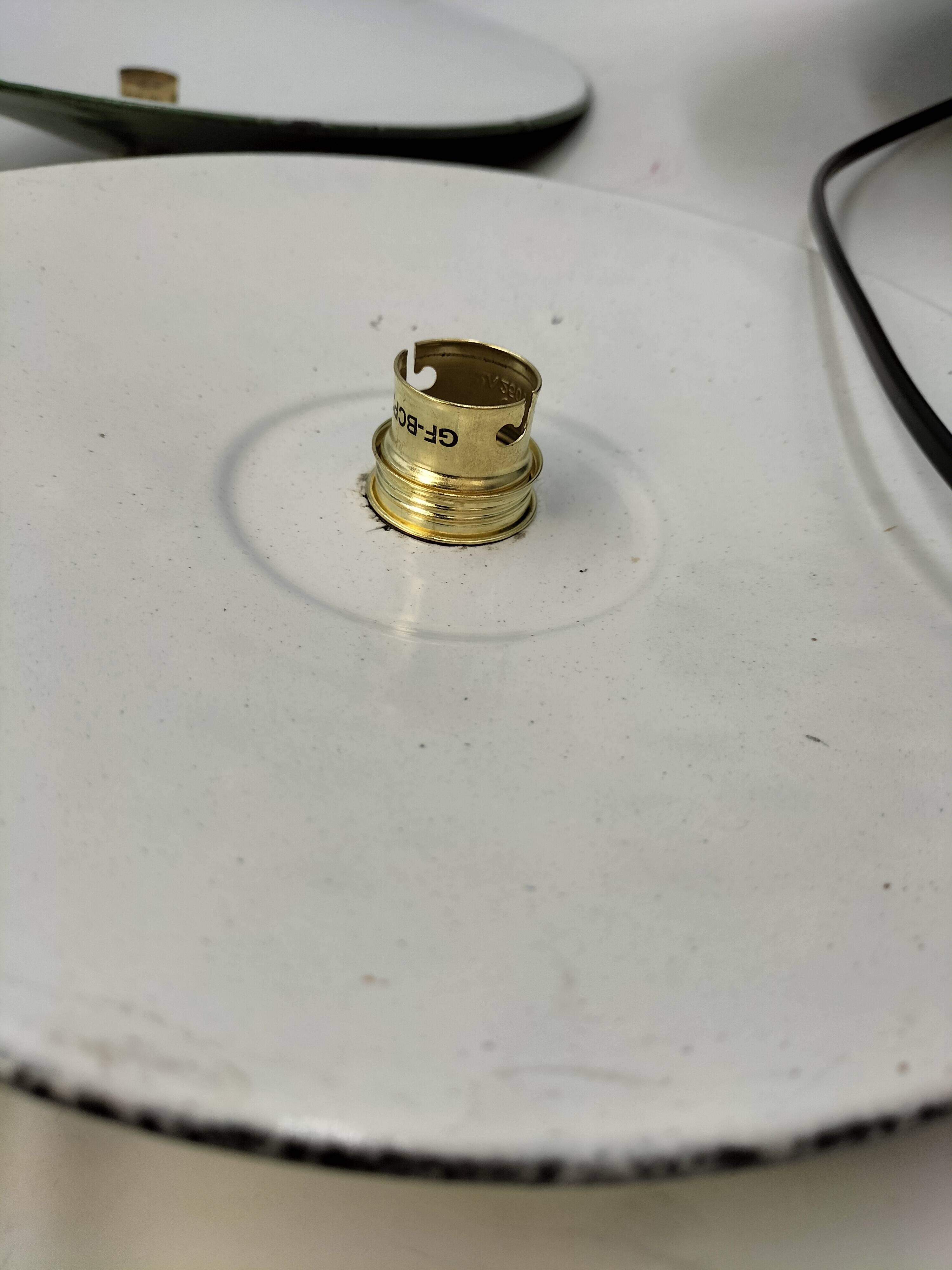 3 enamelled sheet metal suspensions