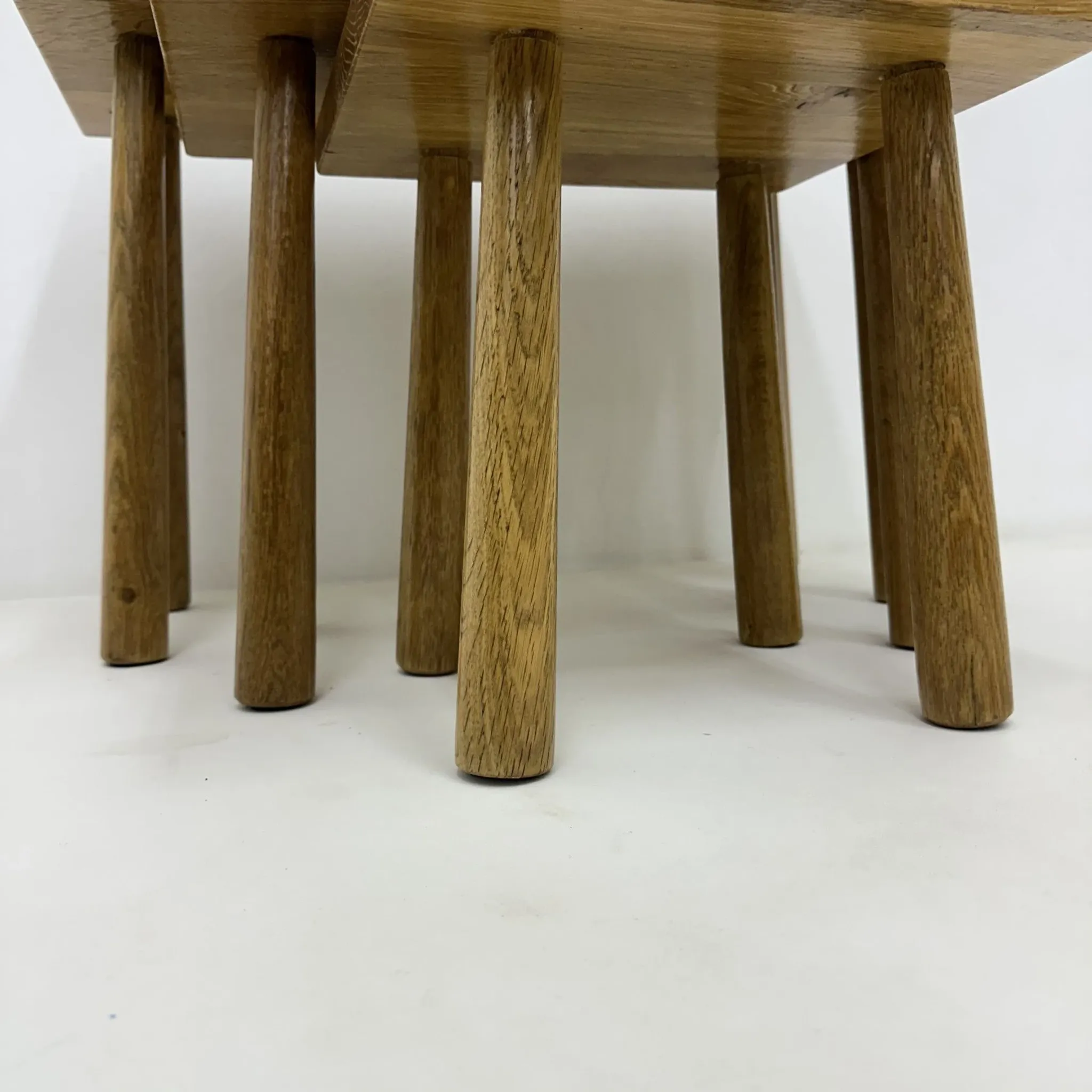 Ensemble de tables gigognes en chêne massif style brutaliste, années 1970.