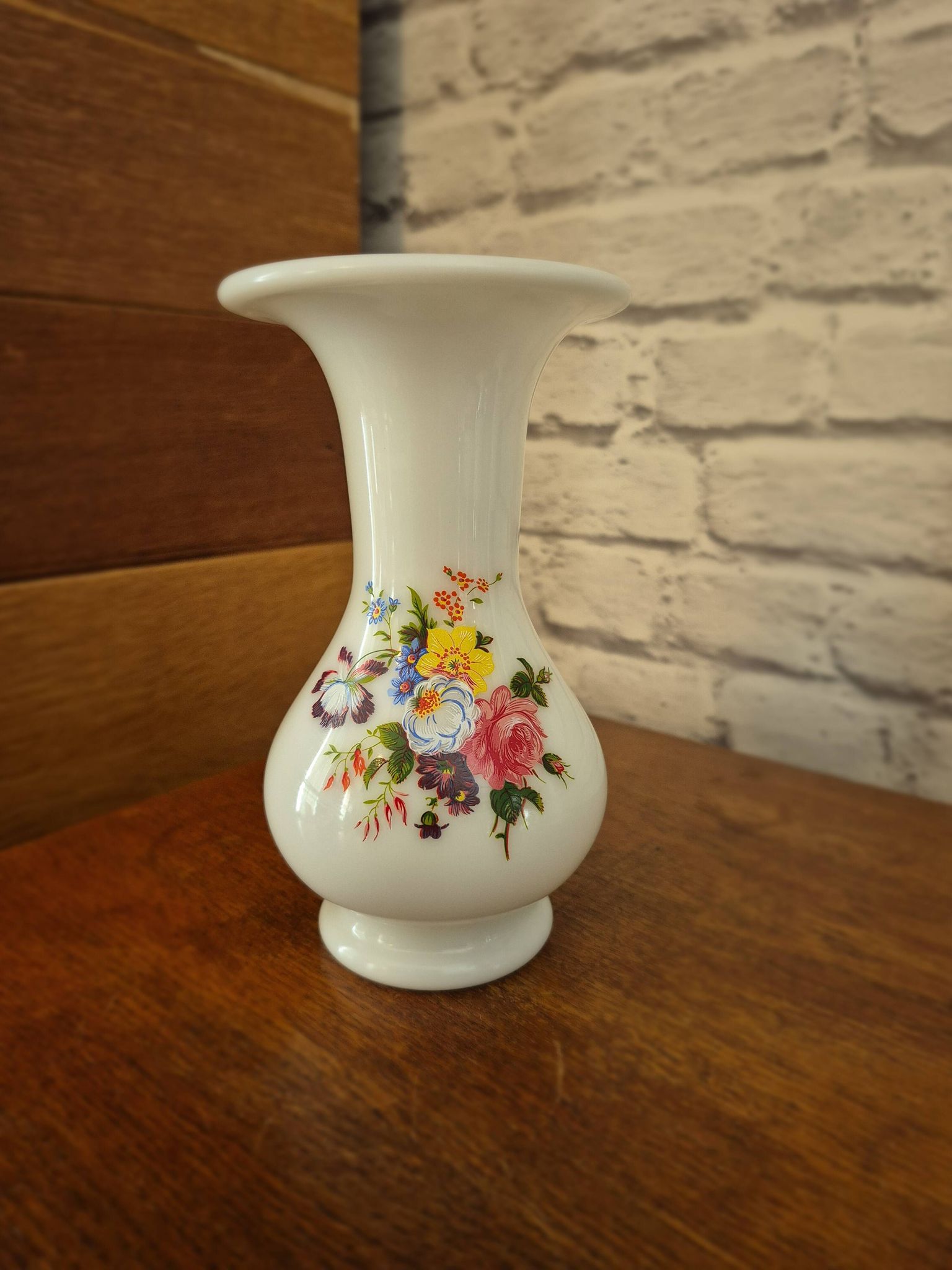 Vase trompette en opaline blanche fleuri vintage